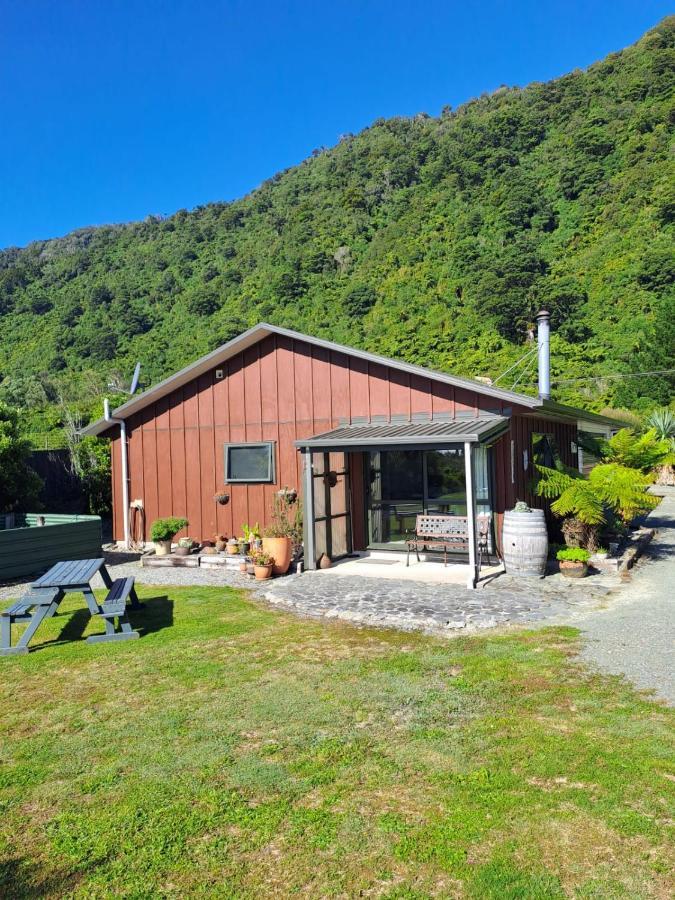Koru Beachfront Holiday Cabins & Hot Tub Barrytown Luaran gambar