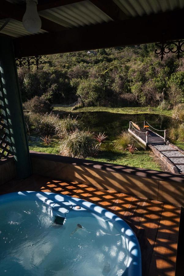 Koru Beachfront Holiday Cabins & Hot Tub Barrytown Luaran gambar