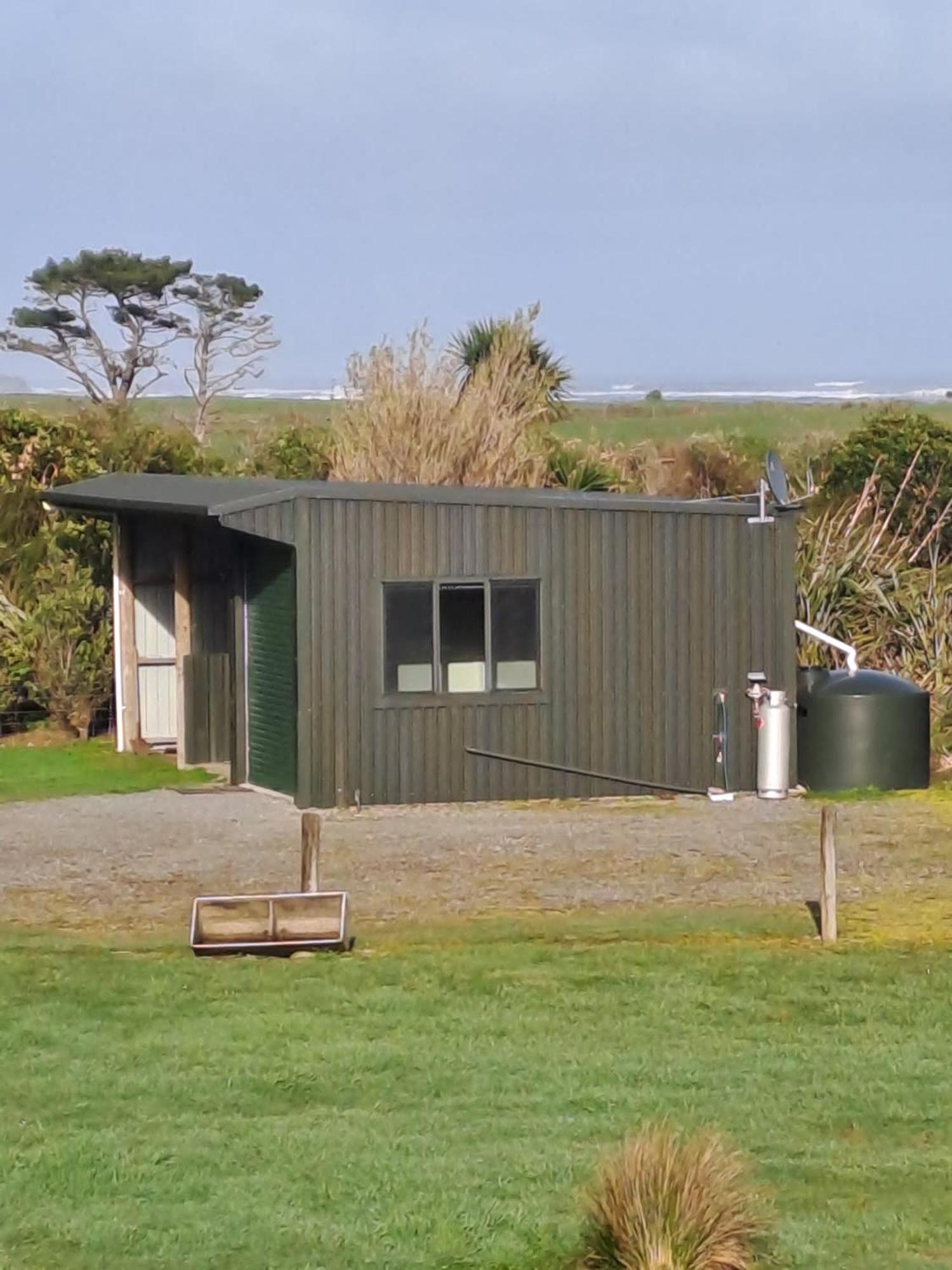 Koru Beachfront Holiday Cabins & Hot Tub Barrytown Luaran gambar