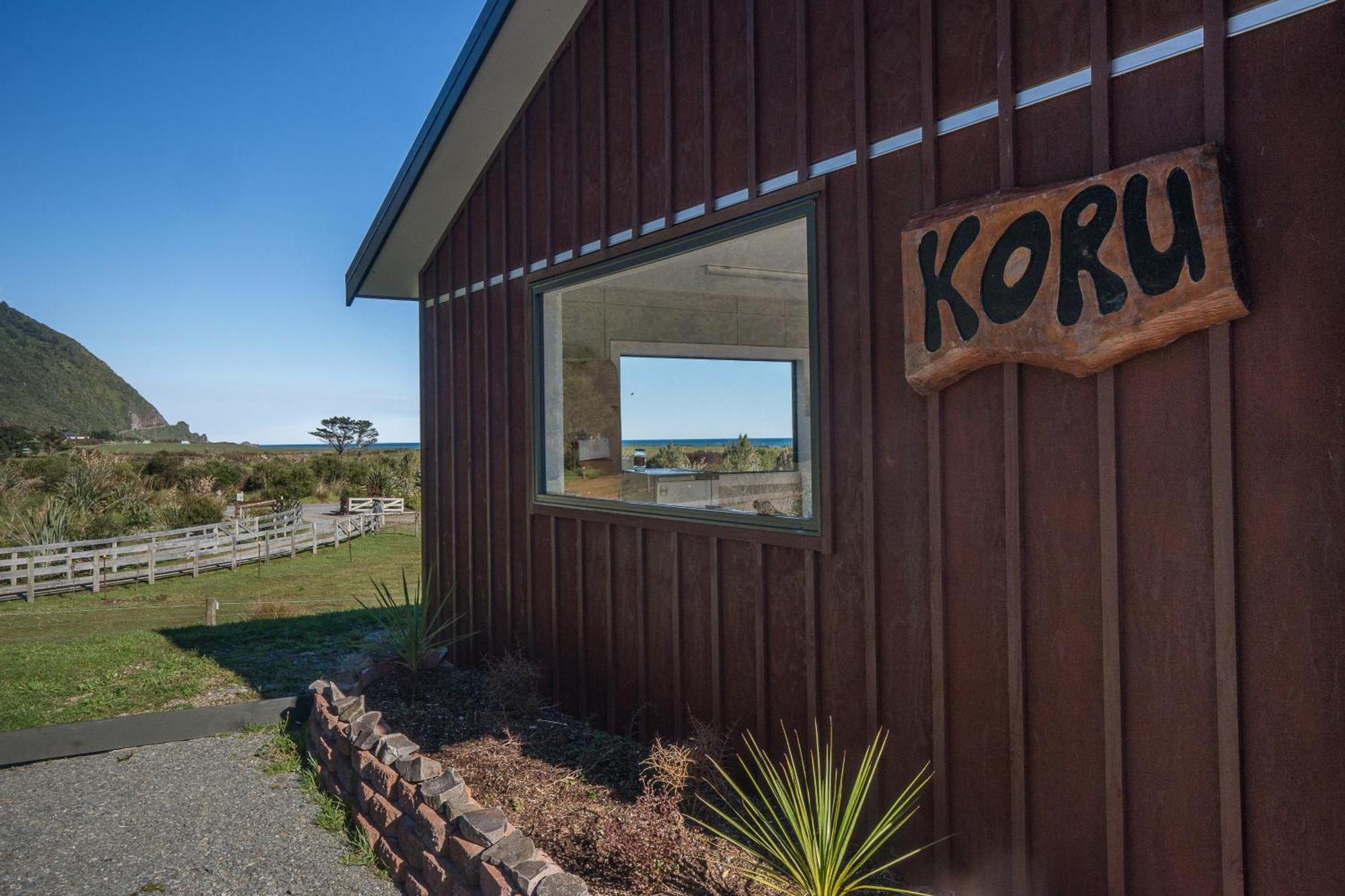 Koru Beachfront Holiday Cabins & Hot Tub Barrytown Luaran gambar