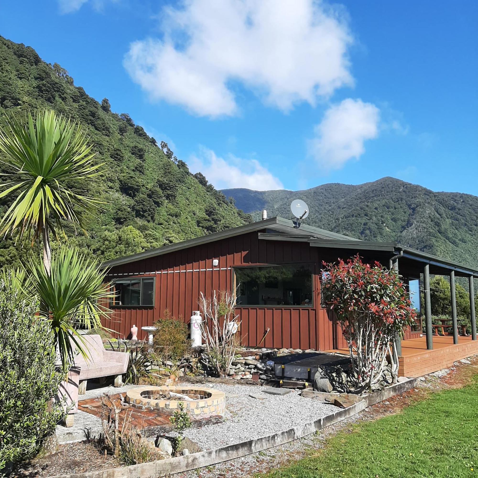 Koru Beachfront Holiday Cabins & Hot Tub Barrytown Luaran gambar