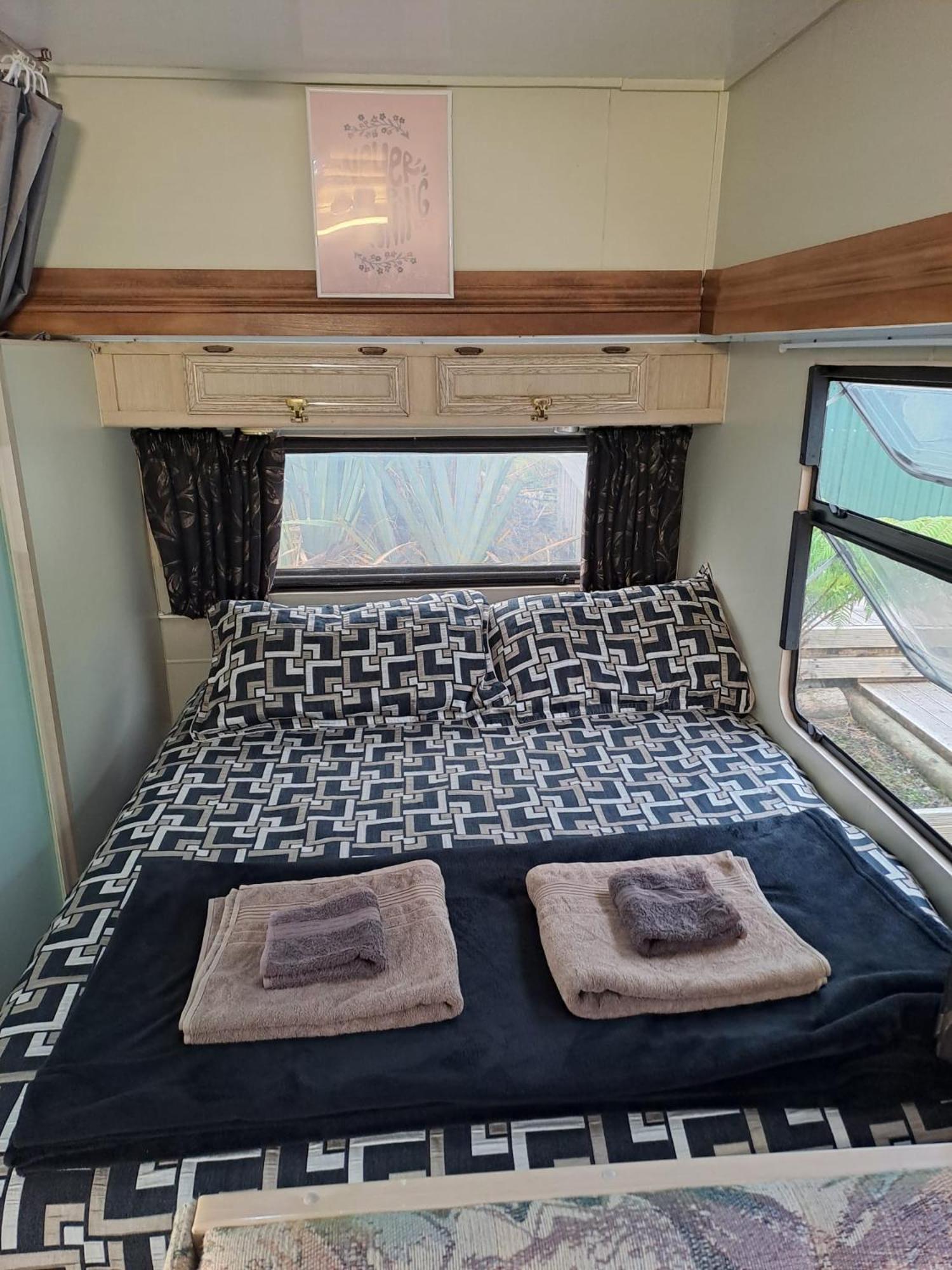 Koru Beachfront Holiday Cabins & Hot Tub Barrytown Luaran gambar