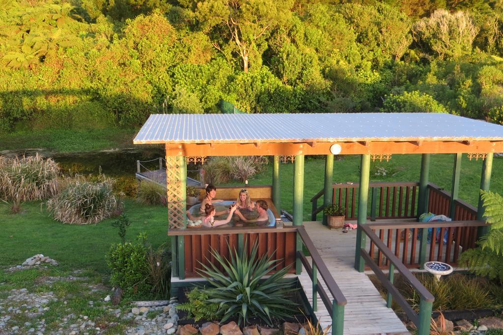 Koru Beachfront Holiday Cabins & Hot Tub Barrytown Luaran gambar