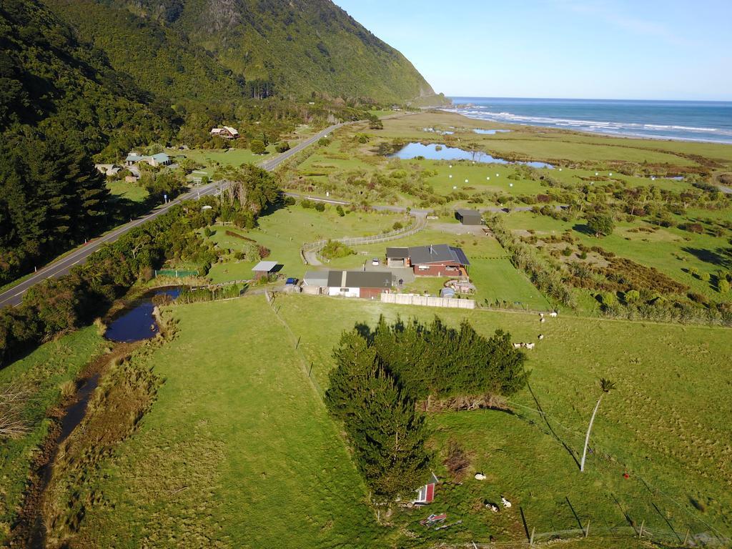 Koru Beachfront Holiday Cabins & Hot Tub Barrytown Luaran gambar