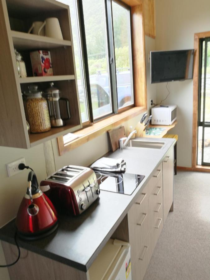 Koru Beachfront Holiday Cabins & Hot Tub Barrytown Luaran gambar